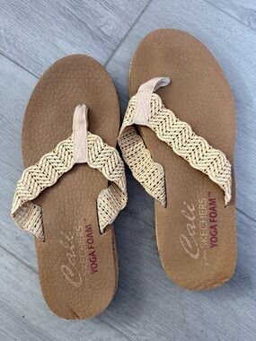 Skechers Women’s Tan Brown Woven Strap Flip-Flop Sandals